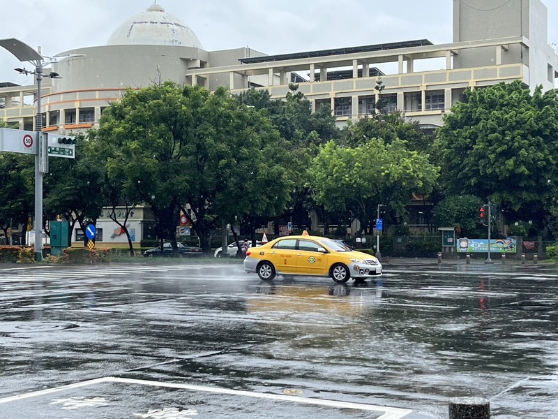 高雄大雨不斷 部分道路因宣洩不及出現積淹水