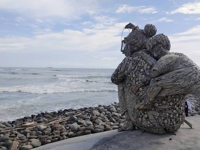 「台江阿嬤」挺過颱風走紅 策展人揭創作起點