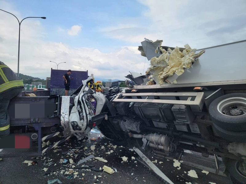 國1堤頂交流道車禍 小貨車翻覆駕駛腿骨折送醫