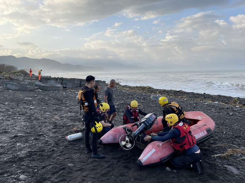 屏東漁民捕魚不慎遭浪沖走 海巡警消搜救中
