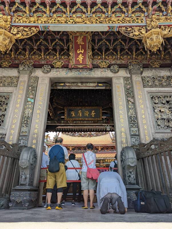 紙錢燃燒3成來自普渡 環署攜手龍山寺推環保祭祀