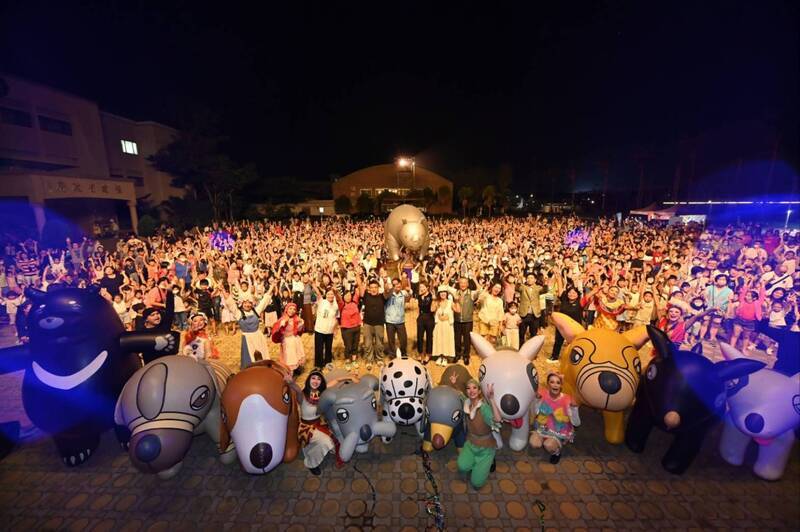 紙風車金門巡演落幕 志工蹲地補洞撐起萬人笑聲