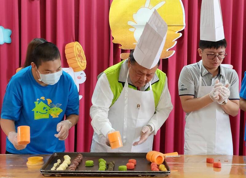 澎湖魔豆小舖推月餅 縣長代言力挺做公益