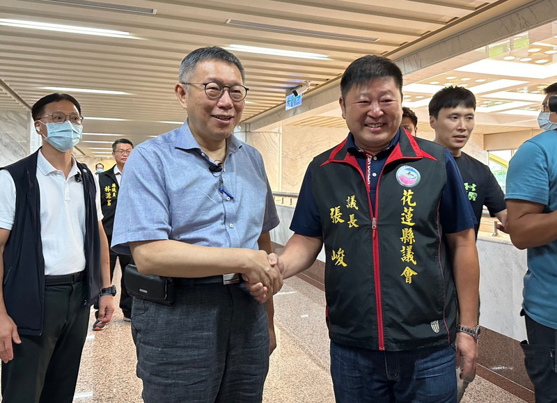 花蓮縣議長張峻挺侯友宜 妻子接柯文哲後援會長