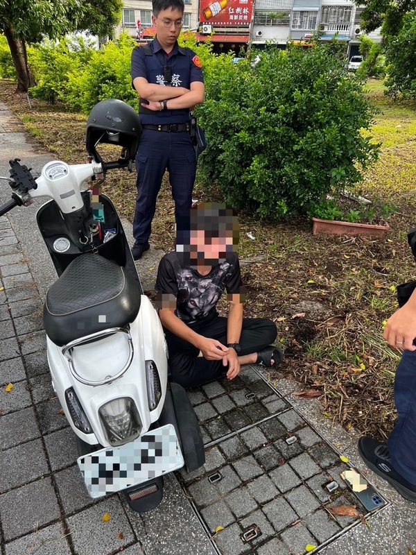 男子攜毒騎車抽菸遭攔查 南警壓制逮捕送辦