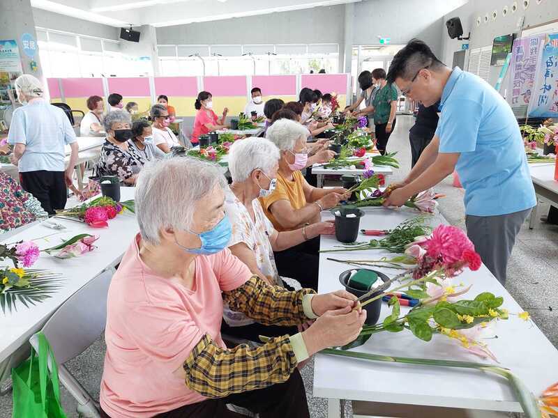 卸任就職祝賀花籃再利用 興大推花禮循環