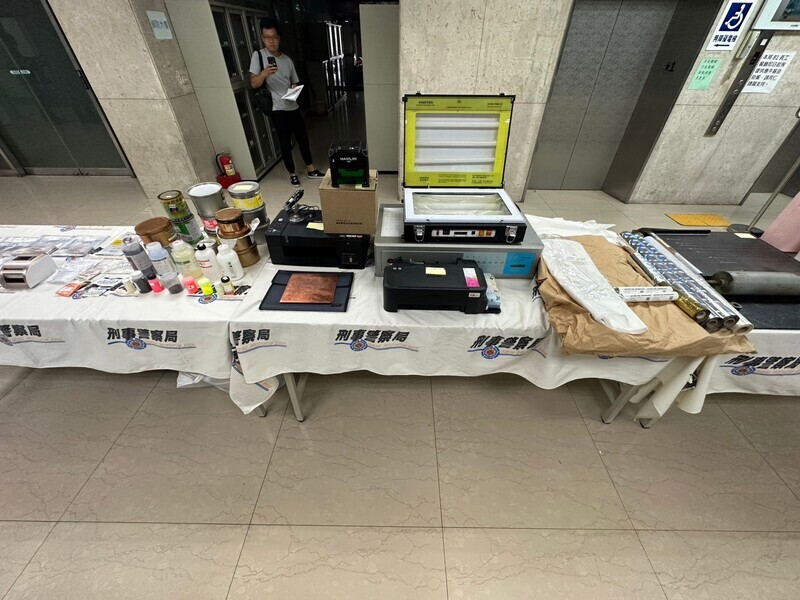 偽造大批仿真度高500元涉兜售 男遭逮送辦