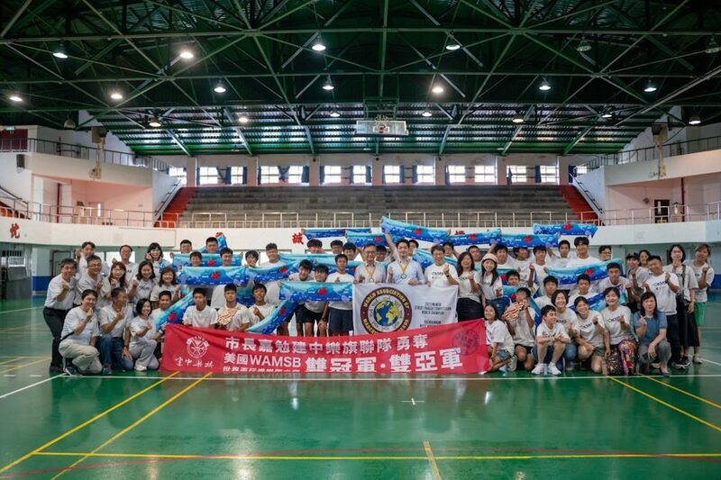 建中樂旗聯隊抱佳績 蔣萬安守諾與學弟交換禮物