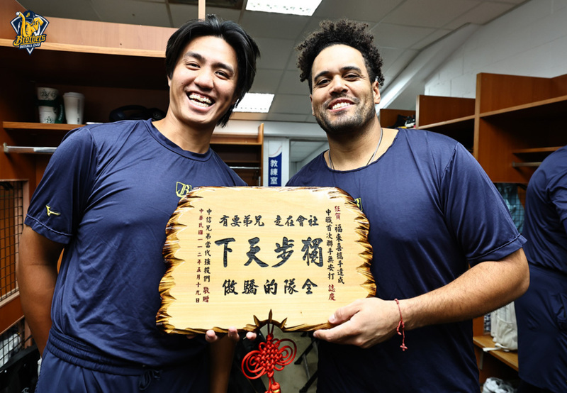 兄弟捕手福來喜離台 吳哲源回報復健進度