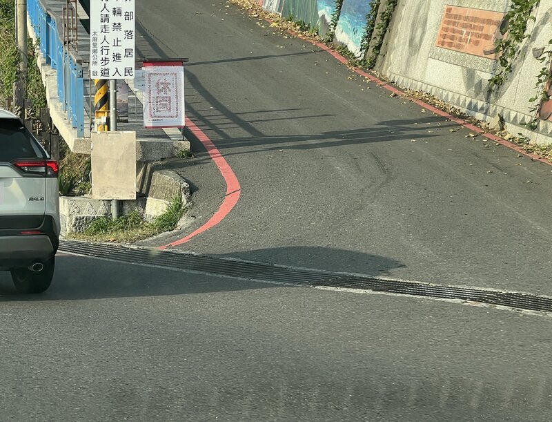 多良火車站水溝蓋致遊客受傷 公路總局緊急改善