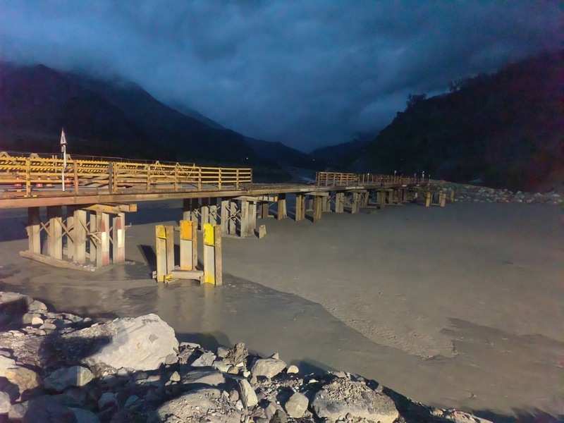 玉穗溪又爆土石流 明霸克露橋河床便道遭毀封閉