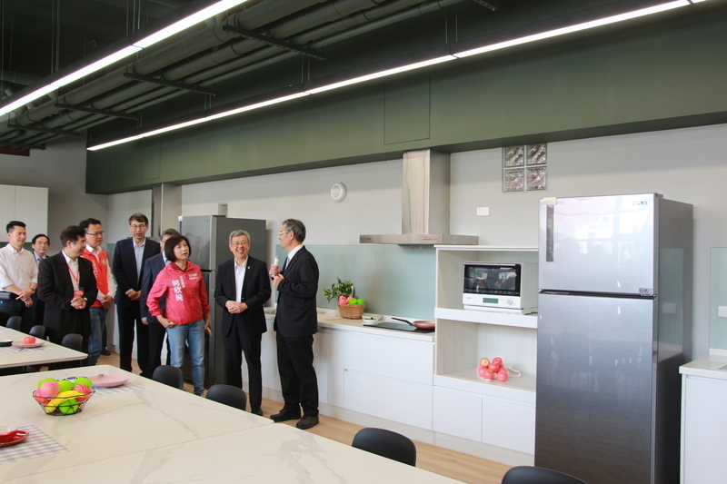 參訪勤益科大宿舍 陳建仁：沒有債留子孫的事情