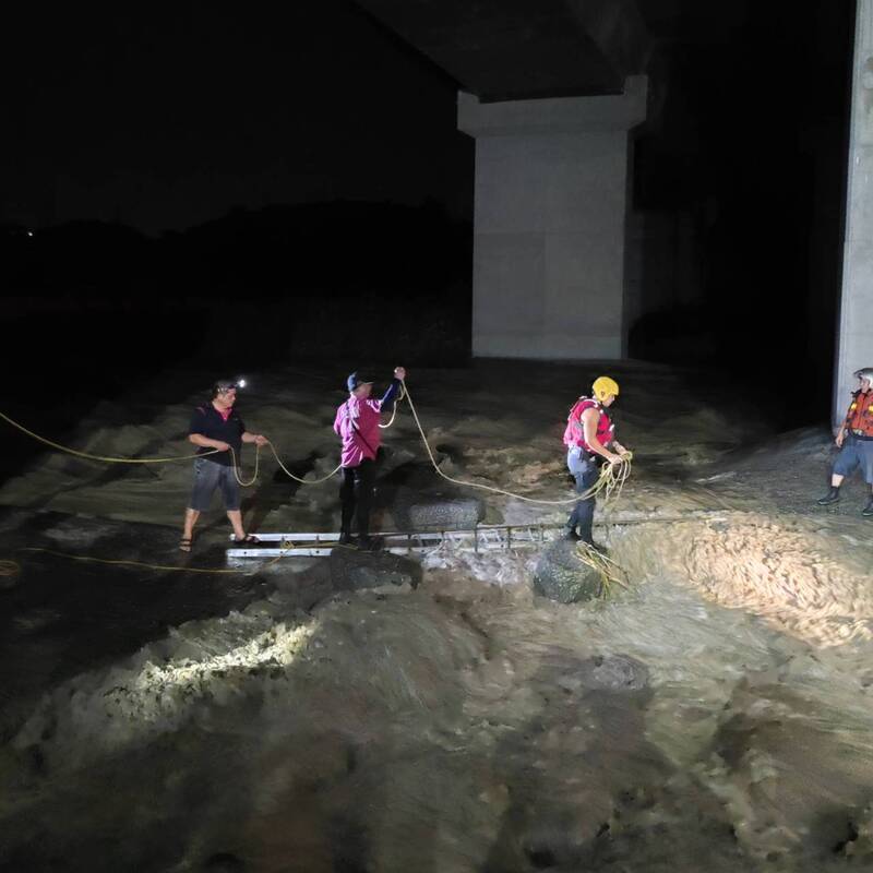 釣客受困南投清水溪沙洲 雙節梯搭橋助脫困