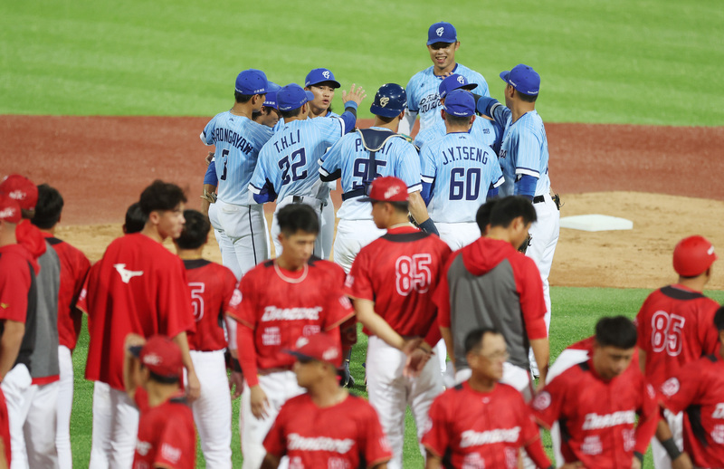 申皓瑋敲逆轉二壘安打 助悍將追近與龍隊勝差