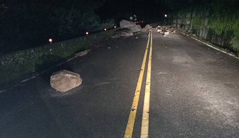 信義鄉台21線大勇橋路段首現落石 清除恢復交通