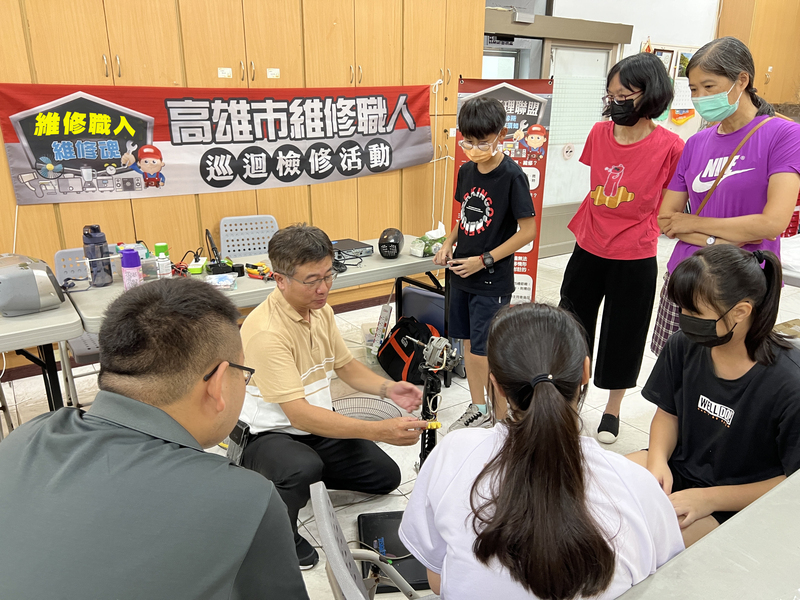 維修代替丟棄 高市環保局維修職人巡迴車起跑