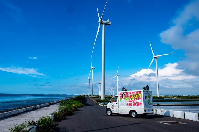 吳音寧傳遞從政理念 行動奉茶車深入田邊和漁村