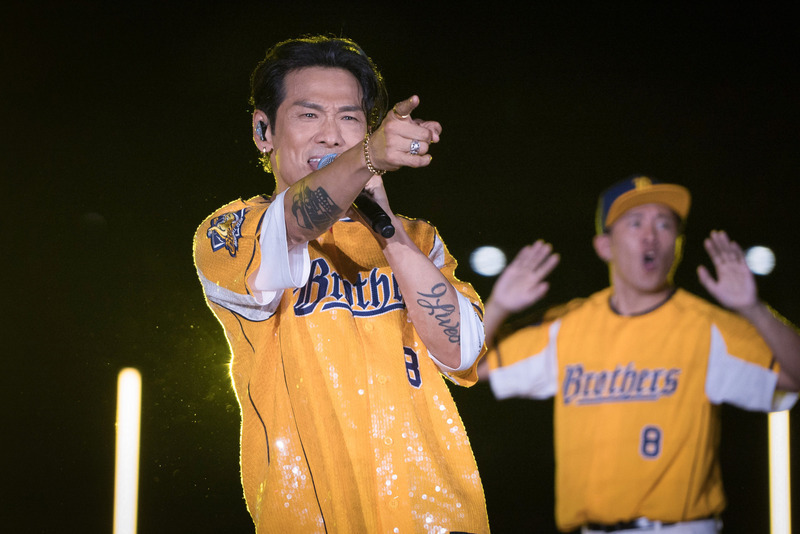 杜德偉棒球場開唱遇雨 打趣怪機場撞見「雨神」