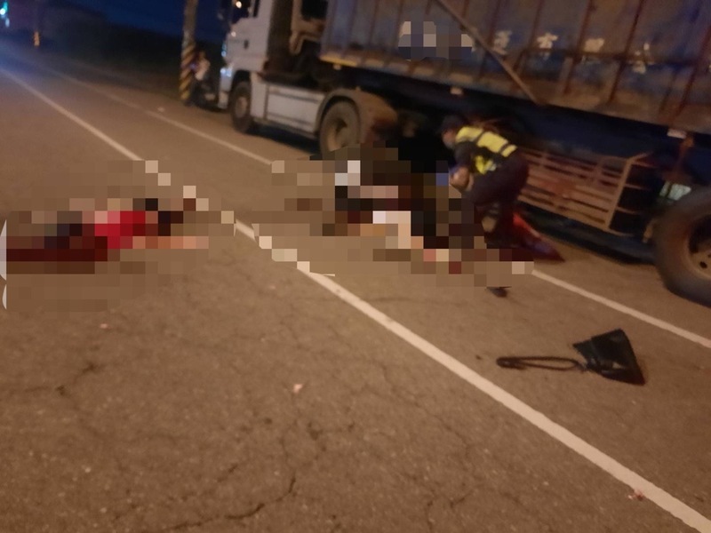 苗縣通霄台1線機車疑自撞路旁貨車 2人當場死亡