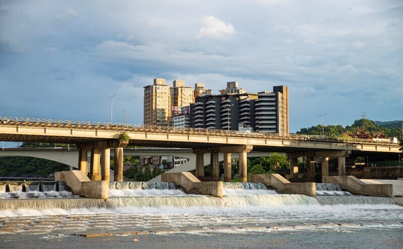 施工1002天新店碧潭堰改善工程完工 魚道可看魚洄游