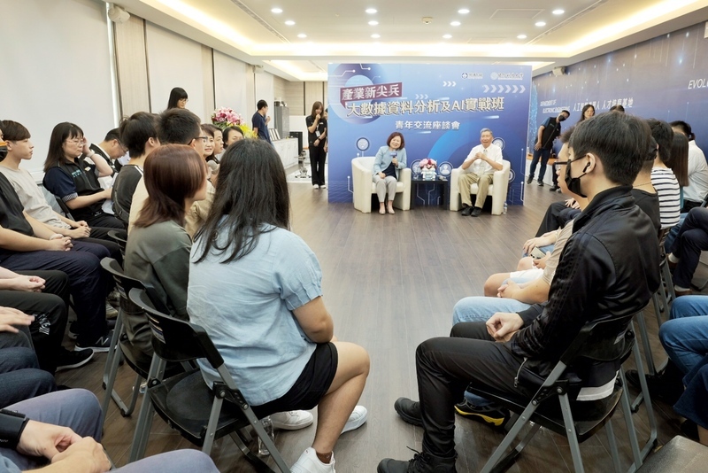 訪視產業新尖兵計畫 許銘春：培訓逾3萬青年就業