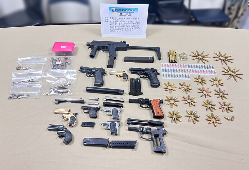 軍火庫暗藏四合院草叢 中市警查獲衝鋒槍