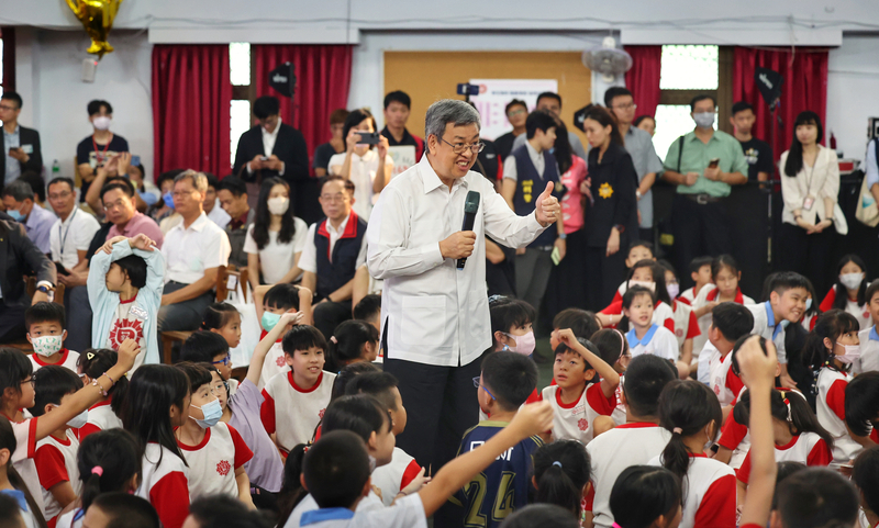 陳建仁化身小老師 前進校園宣導反詐騙