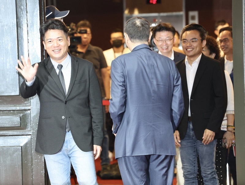 立法院新會期報到 邱臣遠拔頭籌