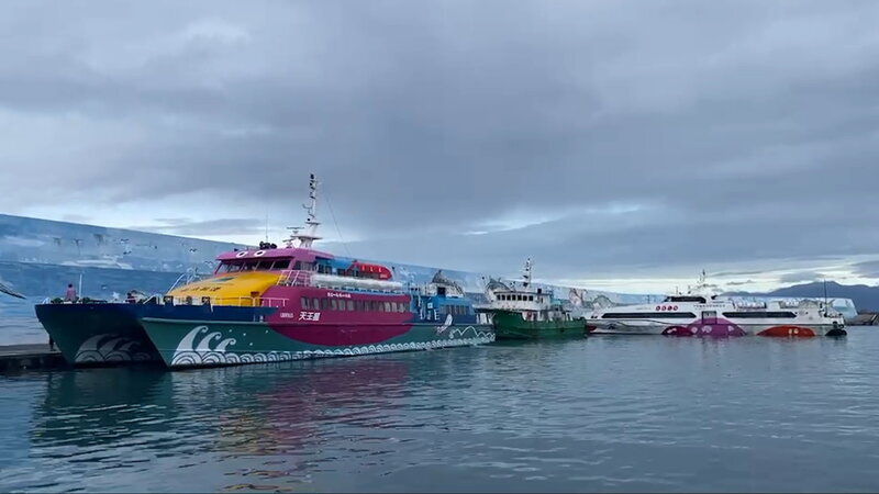 颱風逼近估逾10級強陣風 客輪趕往綠島避風浪