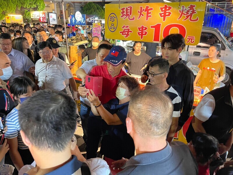 郭台銘選總統到南投逛夜市 江欽良現身致意寒暄
