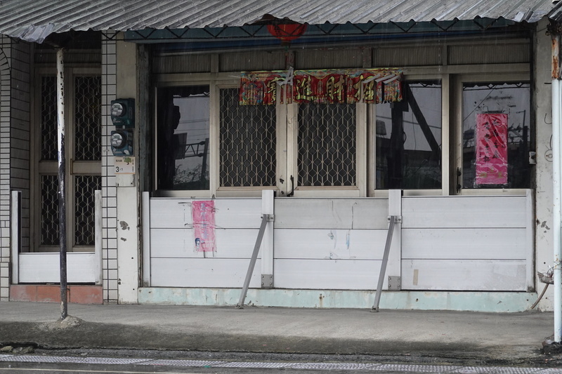 海葵來襲 屏東沿海住戶風雨前趕緊架水閘門防災