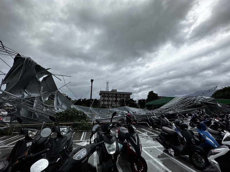 海葵強風吹翻花蓮車站機車棚架 東大門夜市暫停營業