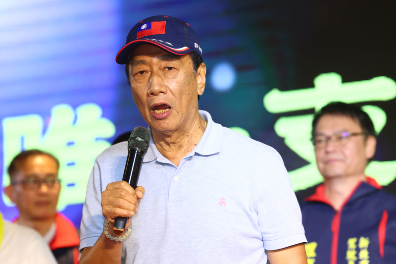 侯友宜坐鎮市府防颱 郭台銘搶攻新北計程車工會拉票