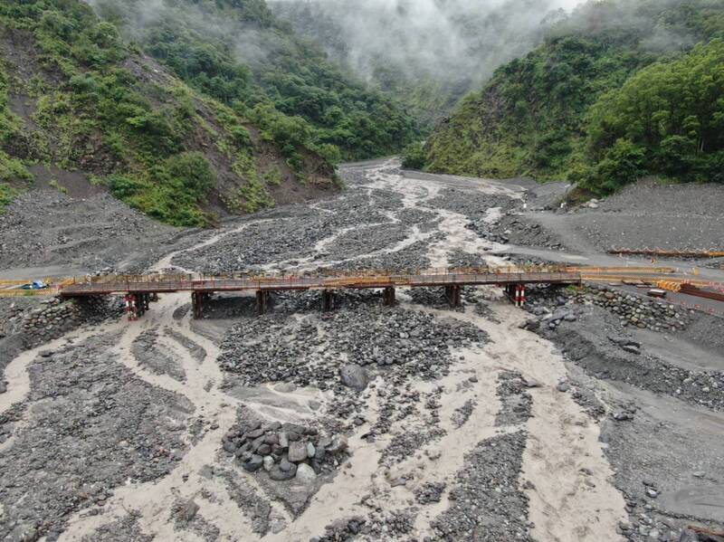 明霸克露橋鋼便橋挺過海葵 中午起開放部分車種通行