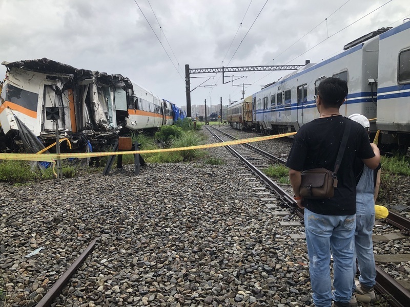 勘驗太魯閣號事故前6車廂 罹難者家屬盼領回遺物