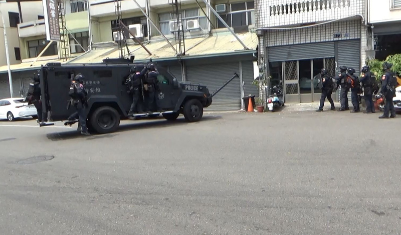 台中警方破獲詐團 甲車攻堅機房逮5人法辦