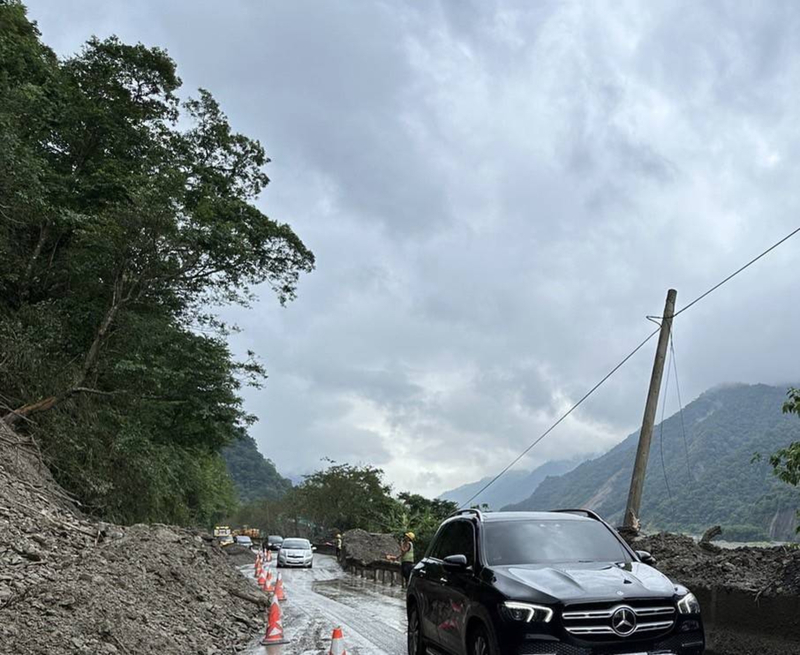 台7甲線茂安段坍方中午搶通 單線雙向管制通行