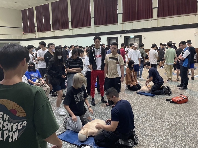 北市消攜手政大推廣CPR 2400新生全上陣