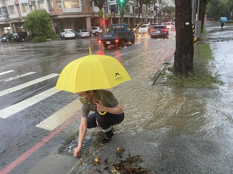 台中午後大雨 中橫樹倒擋道、市區積水