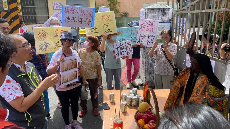 新北安坑下城活動中心緩拆 地方請來大墓公續抗爭