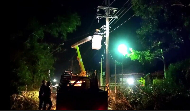 台電人員拚台東最後495戶復電