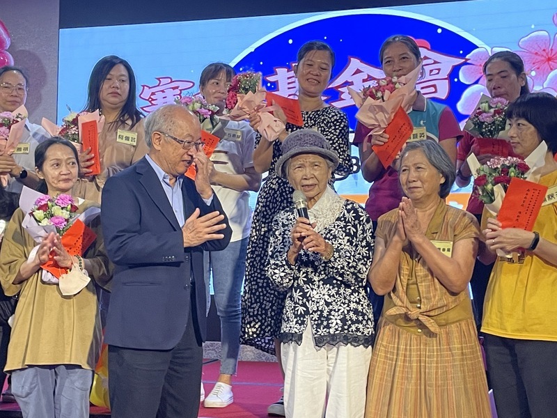 亡夫忌日捐款行善52年 陳楊麗蓉勉勵單親媽媽