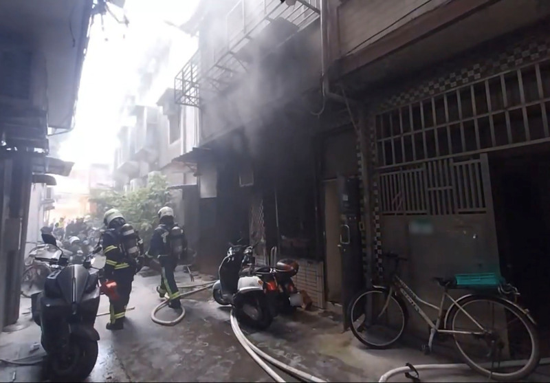 北市萬華巷弄民宅火災釀1死 警消撲滅火勢