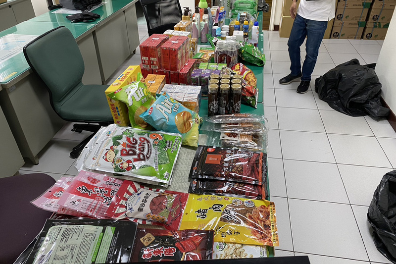 台南女趁中元檔期頻偷賣場 派出所清點贓物像辦普度