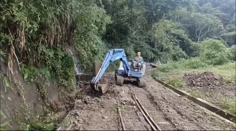阿里山林鐵2處邊坡土石滑落 清理完成後13日復駛