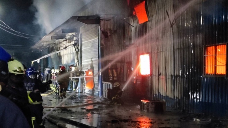 新北五股鐵皮工廠火警 警消灌救無人受困