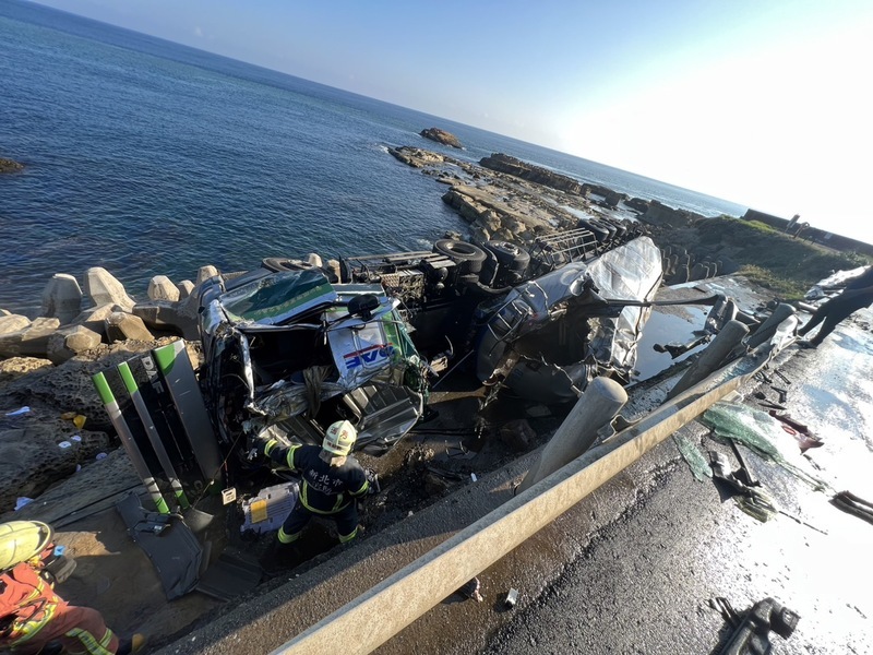 氯化鈣槽車台2線衝落邊坡 駕駛頭顱破裂送醫不治