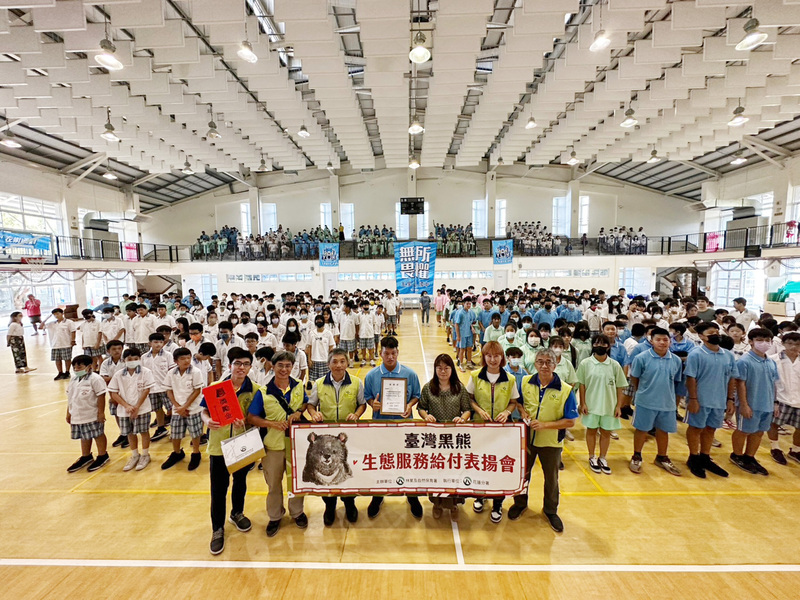 首宗青少年通報救援黑熊 林業保育署到校表揚