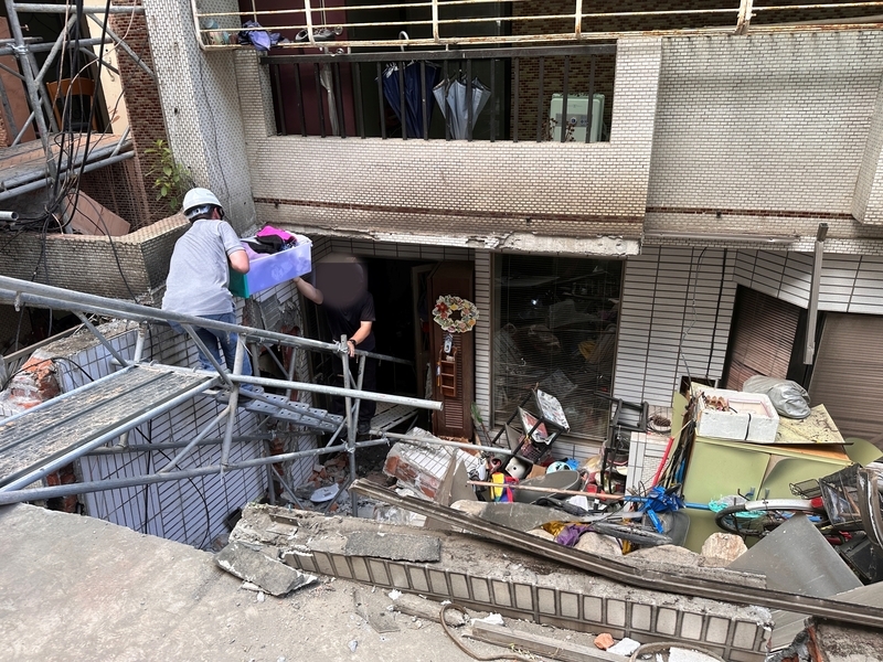 大直街民宅下陷開放取物 住戶：房屋傾斜讓人暈