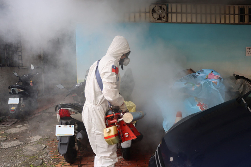 高雄出現3型登革熱病毒 化學兵助熱煙霧噴藥